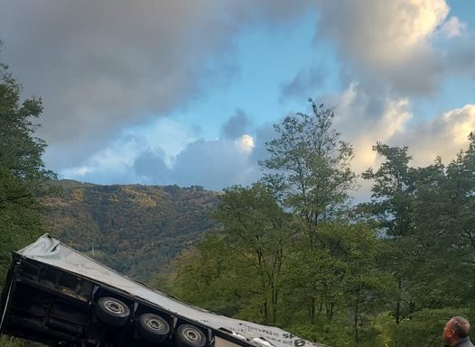 TIR răsturnat – Circulație blocată