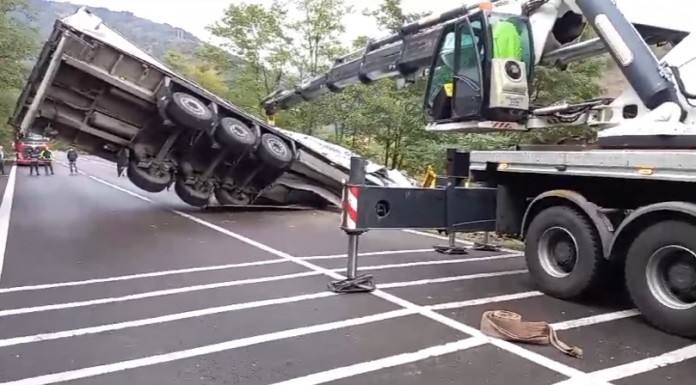 VIDEO| Utilaj adus să elibereze drumul după ce un TIR s-a răsturnat blocând total circulația