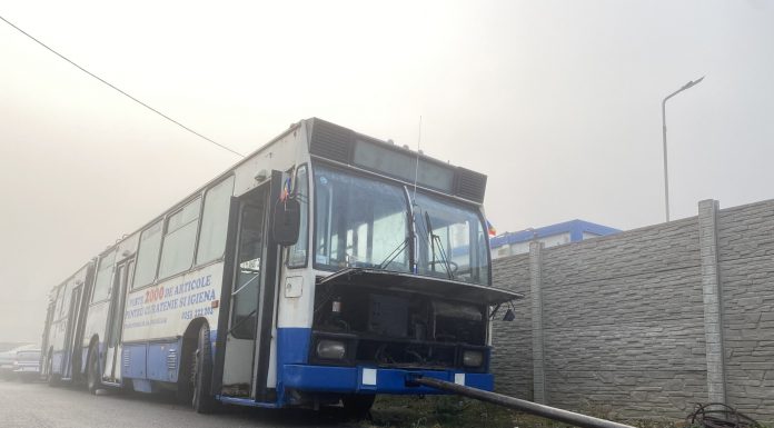 Vechiul troleibuz din Târgu Jiu a ajuns la muzeul din Câmpulung