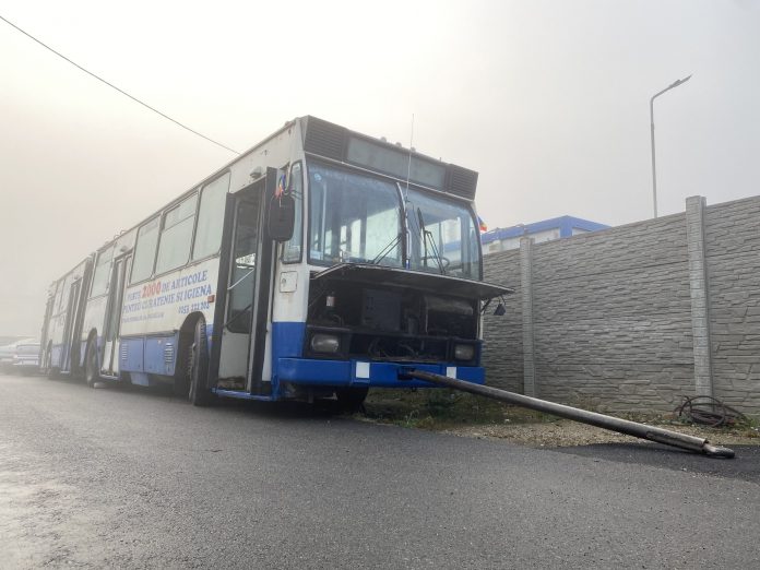 Vechiul troleibuz din Târgu Jiu a ajuns la muzeul din Câmpulung