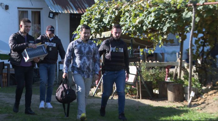 Profesor de religie din Tâlvești, încătușat! E inculpat în dosarul creditelor cu acte false!