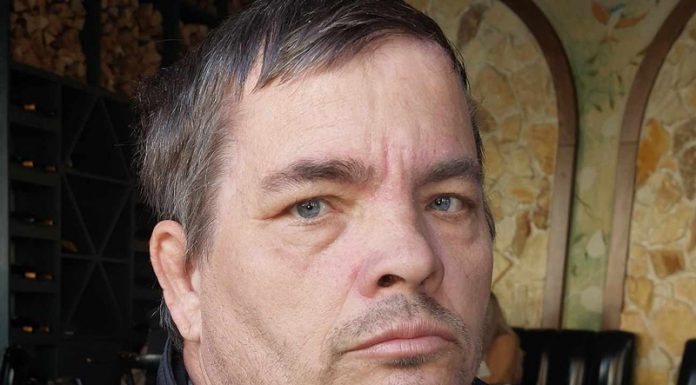 Nu-i poate lua tratamentul fetiței sale cu handicap, pentru că polițistul din comună i-a reținut cartea de identitate!