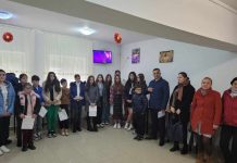 Elevii, alături de vârstnicii de la Căminul Suseni