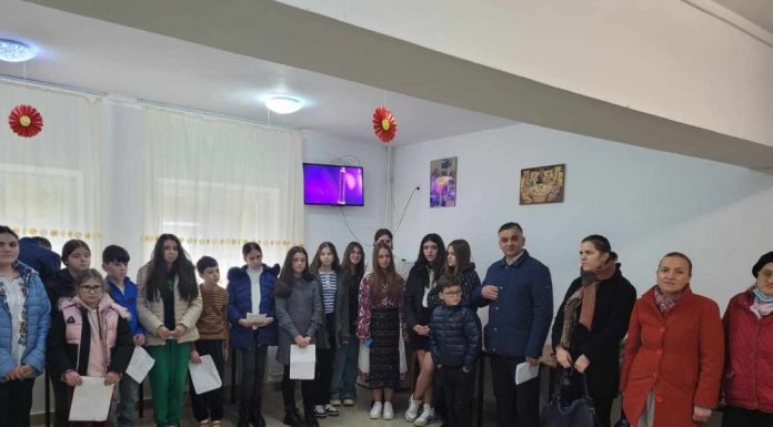 Elevii, alături de vârstnicii de la Căminul Suseni