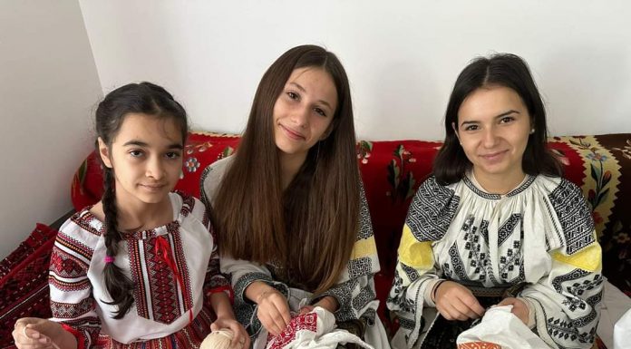 Grup de copii, la atelierul meșterilor populari din Sohodol