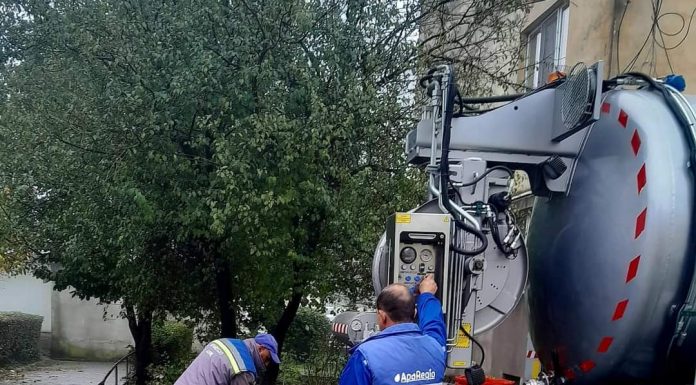 Echipele Aparegio au intervenit pentru decolmatarea căminelor de apă de pe stradă din Târgu Jiu
