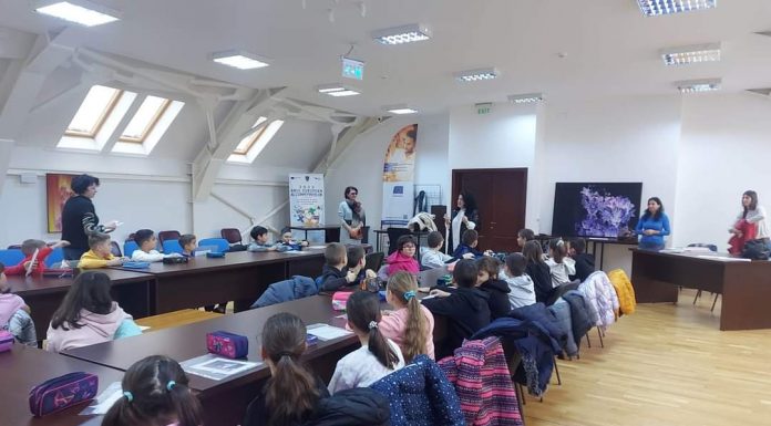 Activități pentru elevii unei școli din Târgu Jiu, la Biblioteca Județeană