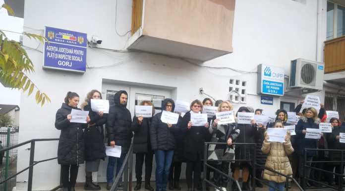 FOTO: Un nou protest spontan la AJPIS și Casa de Pensii Gorj