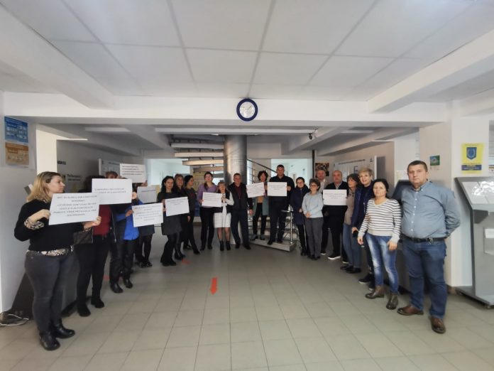 Funcționarii din AJOFM Gorj au continuat și astăzi protestele