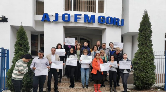 A treia zi de proteste pentru salariații AJOFM Gorj