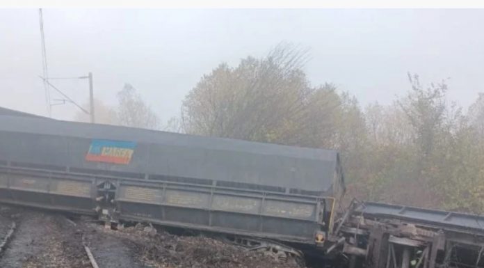 Două vagoane ale unui tren încărcat cu cărbune au deraiat noaptea trecută, la Dragotești
