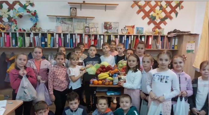 Fructe din partea elevilor Școlii „Pompiliu Marcea”, pentru beneficiarii Centrului Christian