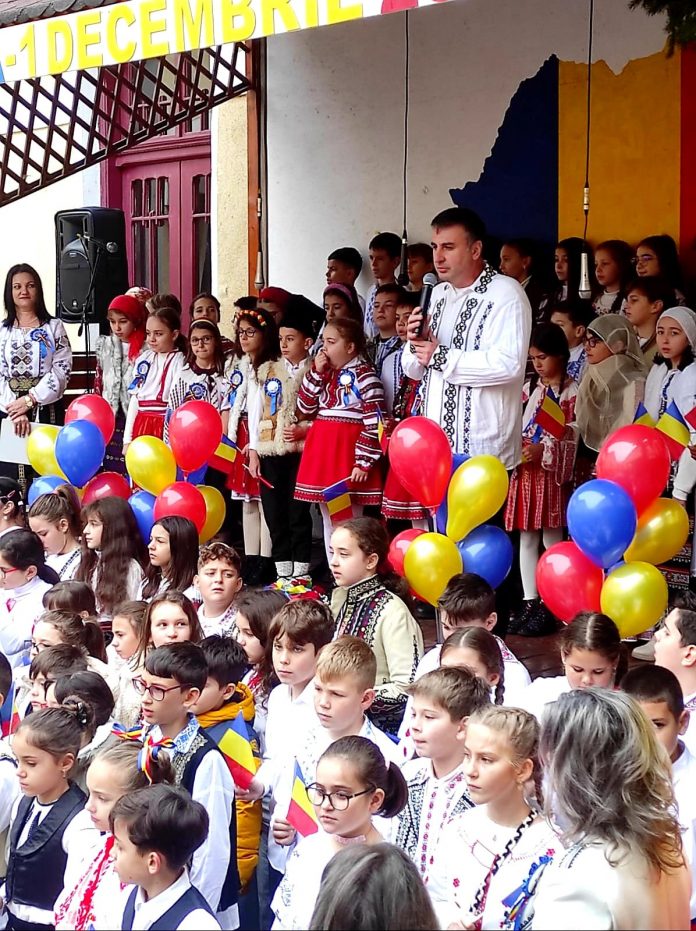 FOTO, VIDEO, Târgu Jiu: Sărbătoare la Școala ”Alexandru Ștefulescu”: ”Celebrăm ziua în care s-a făcut dreptate!”
