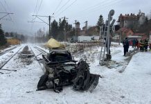 Accident feroviar la Bușteni. Doi adulți și un copil au fost răniți