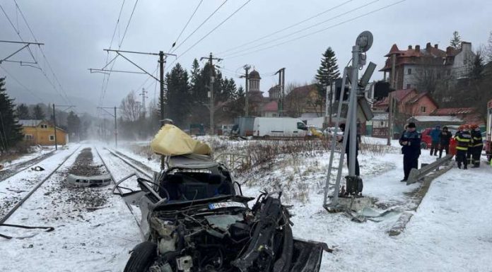 Accident feroviar la Bușteni. Doi adulți și un copil au fost răniți