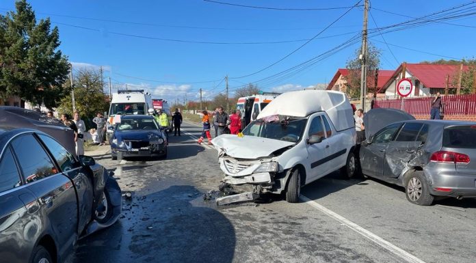 Accident la Plopșoru între un autotren și patru autoturisme. Update: Doi răniți!