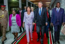 Președintele Iohannis și soția sa, în Africa