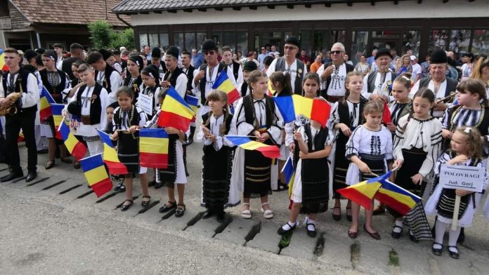 Mesaj pentru senatori din partea copiilor unui ansamblu din Gorj