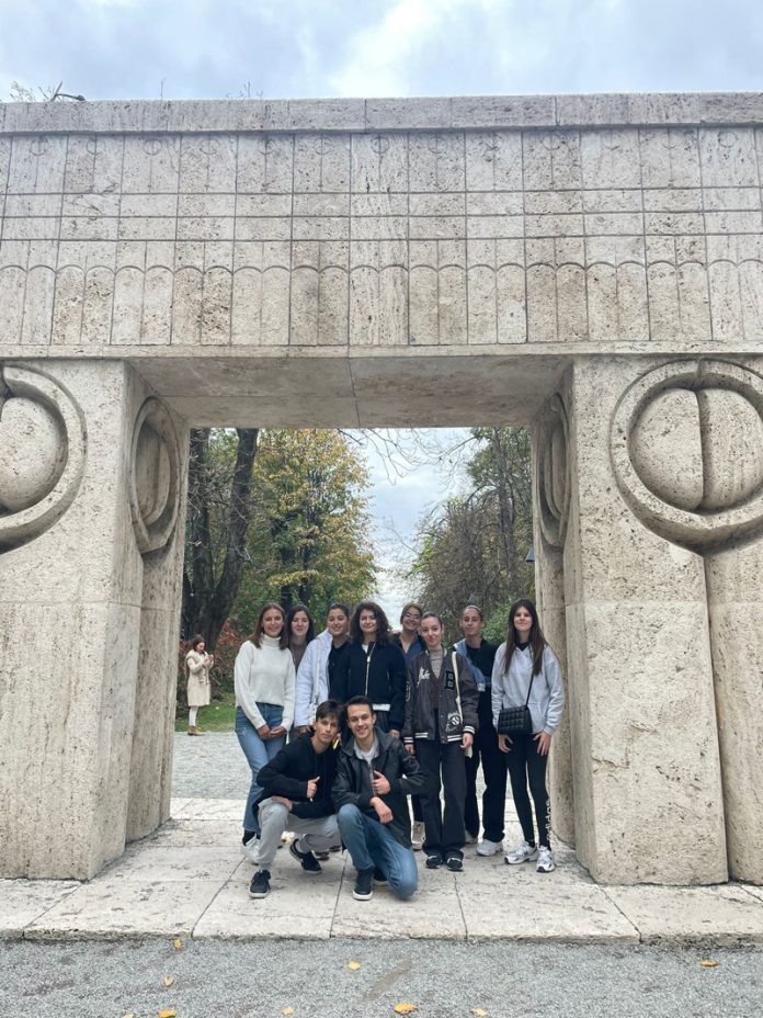 Grup de eleve din Franța, în vizită la Târgu Jiu