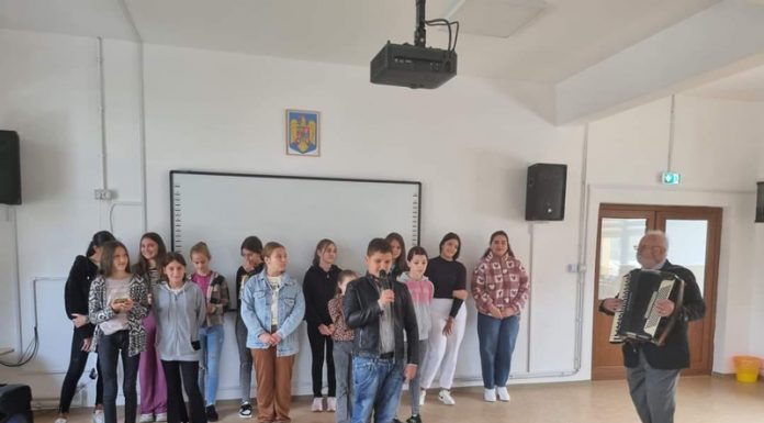 Cursuri de vioară și canto popular, pentru elevii din Crușeț