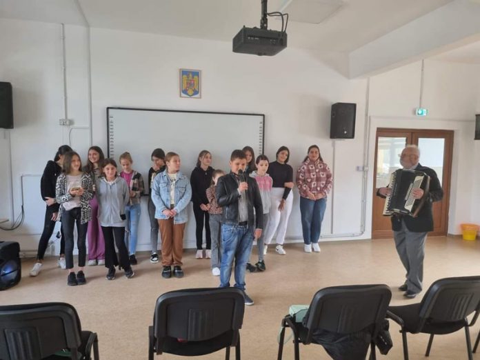 Cursuri de vioară și canto popular, pentru elevii din Crușeț