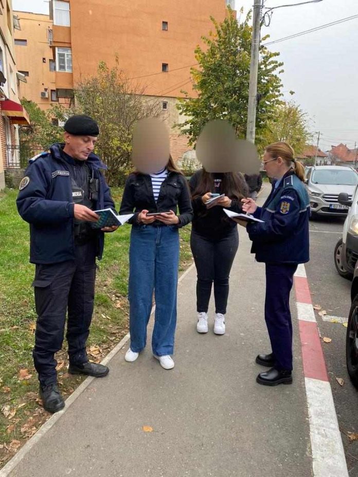 31 de elevi care absentau de la școală, depistați de polițiști