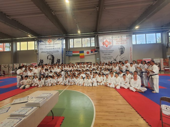 Medalii pentru sportivii unui club de karate din Târgu Jiu