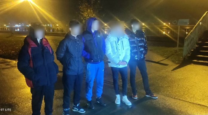 Au aruncat cu ouă în maşini. Tineri amendați!