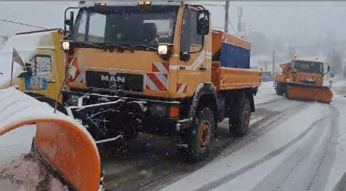 VIDEO| Ninge la munte. Utilajele deszăpezesc la Rânca și Godeanu