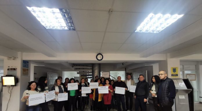 Salariații AJOFM Gorj au demarat protestele! Activitatea a fost întreruptă timp de o oră