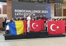 Premiați la un concurs important de robotică