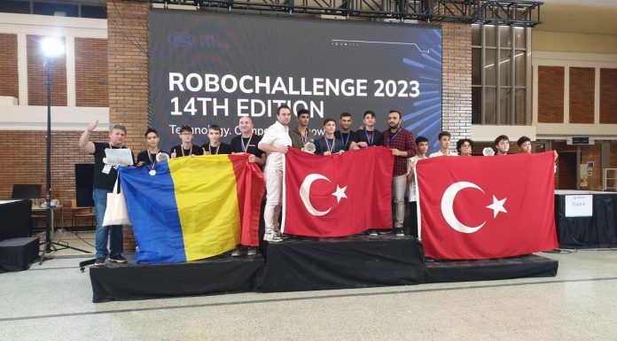 Premiați la un concurs important de robotică