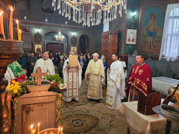 Numeroși enoriași, prezenți la sfințirea capelei din Lelești