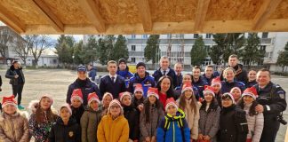 Dulciuri și fructe pentru copiii care i-au colindat pe jandarmi