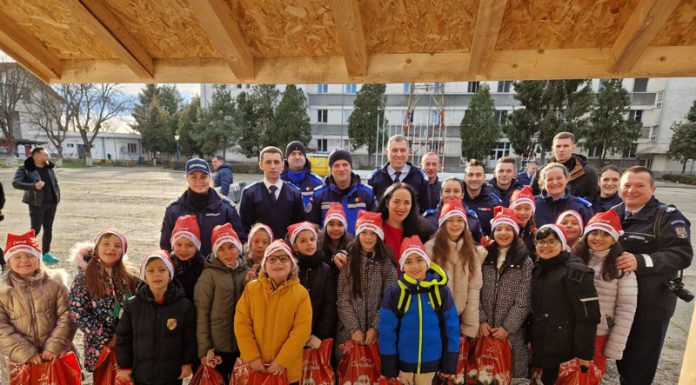 Dulciuri și fructe pentru copiii care i-au colindat pe jandarmi