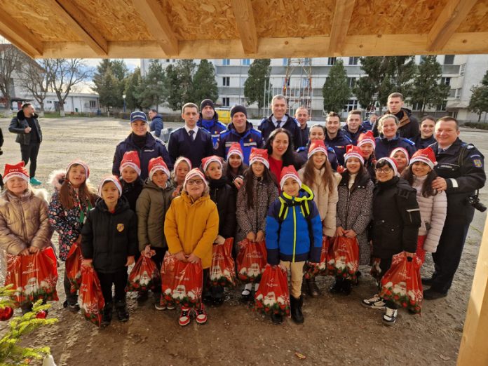 Dulciuri și fructe pentru copiii care i-au colindat pe jandarmi