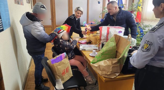 Târgu Jiu: Polițiștii locali au oferit daruri copiilor nevoiași