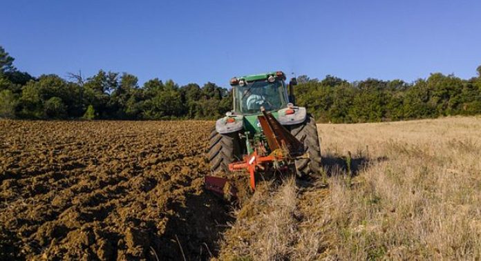 Agricultura pe înțelesul tuturor – Faceți-vă un mare bine, arați terenul toamna