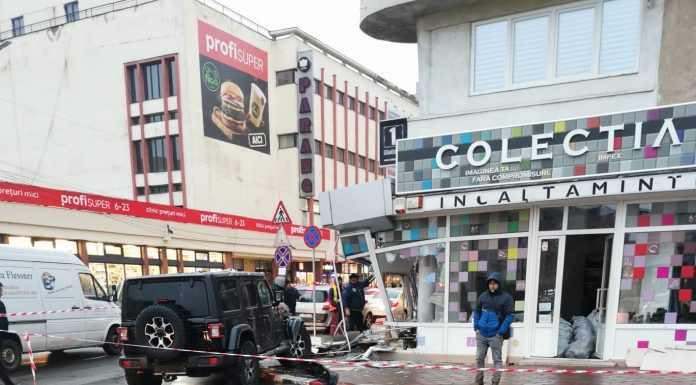 Un șofer băut a intrat cu mașina într-un magazin second hand din centrul municipiului Târgu Jiu