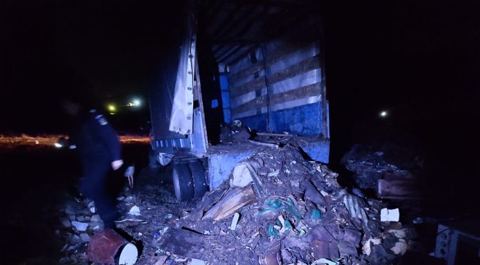 Amendă de 10.000 de lei pentru un gorjean prins aruncând gunoaie într-o pădure