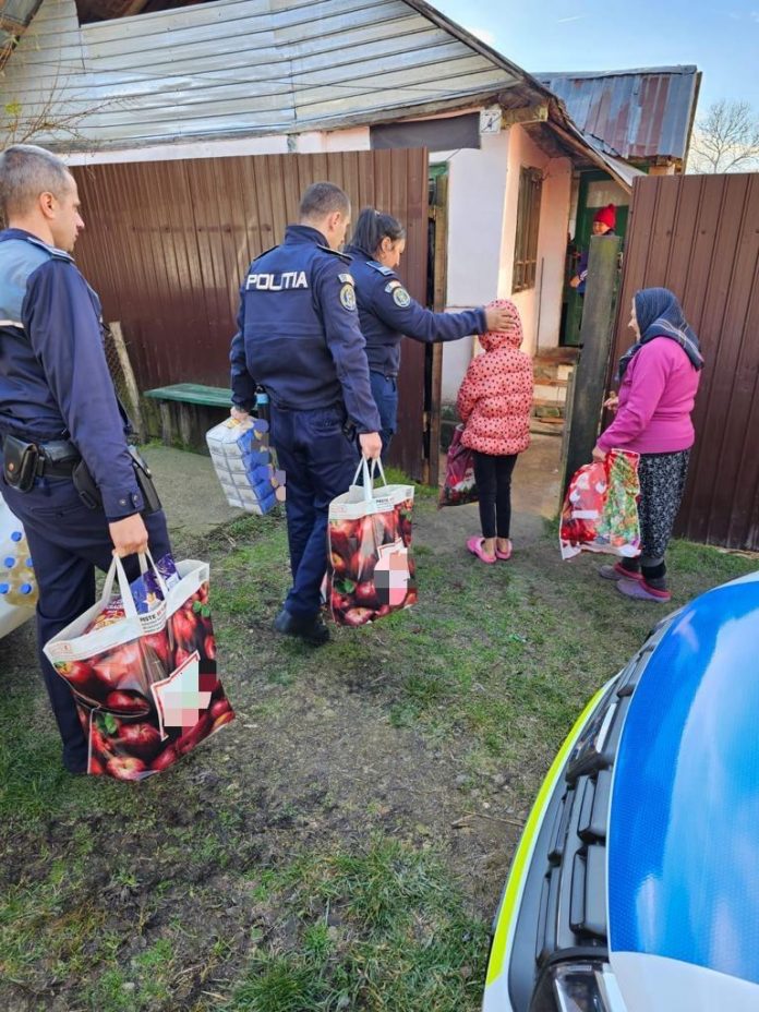 Cadouri de la polițiști pentru zeci de familii din Gorj