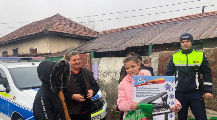 Foto/Video: Cadouri de la polițiști și pentru mai multe familii din Turcinești