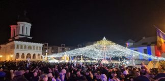 Mii de oameni la aprinderea luminițelor de Crăciun!