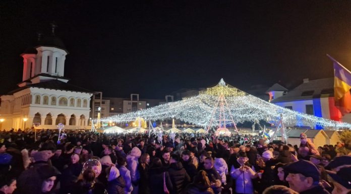 Mii de oameni la aprinderea luminițelor de Crăciun!