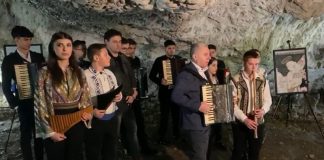 Premieră! Colinde în și lângă Peștera Muierilor! Liliecii au ascultat și ei!