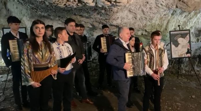 Premieră! Colinde în și lângă Peștera Muierilor! Liliecii au ascultat și ei!