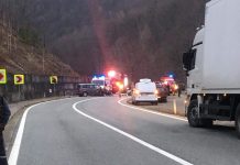 Accident pe Defileul Jiului. Două persoane au fost duse la spital