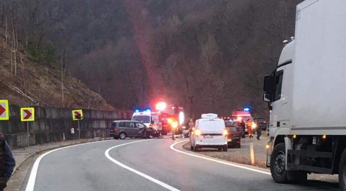 Accident pe Defileul Jiului. Două persoane au fost duse la spital