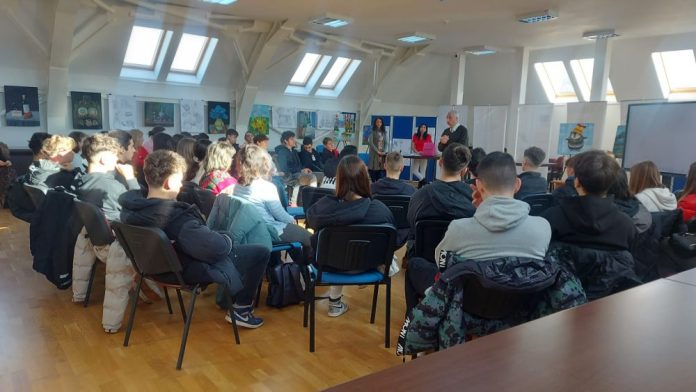 Elevii unui liceu din Târgu Jiu, consiliați cu privire la riscurile consumului de droguri