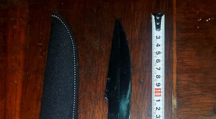 Motru: Amenințat cu un cuțit în fața unei săli de jocuri de noroc